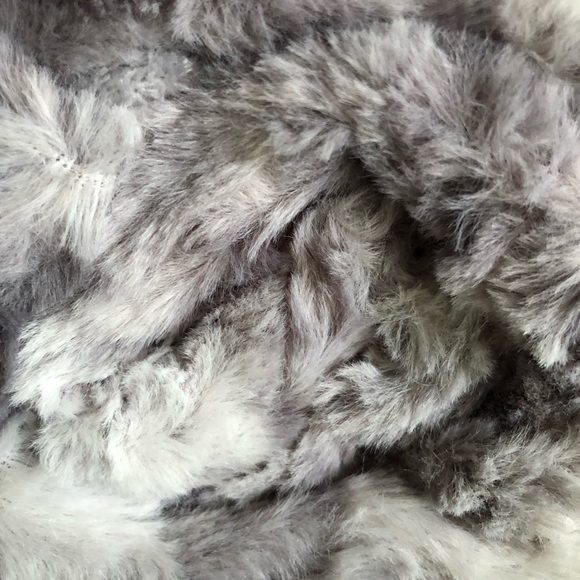 ULTA Limited Edition PLUSH THROW * Gray Blanket LE NEW - Picture 3 of 4